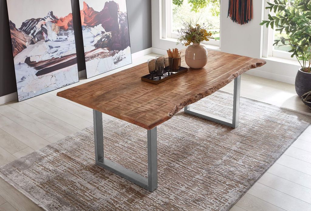 Esstisch Dora 140 x 80 cm, Mangoholz massiv, lackiert & naturfarben, Baumkantentisch mit U-Metallgestell in Silber, echte Baumkante, 26 mm