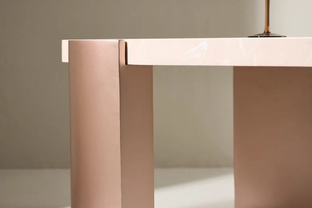 Table basse Kres rose et dorée : sublimez un salon terne avec style