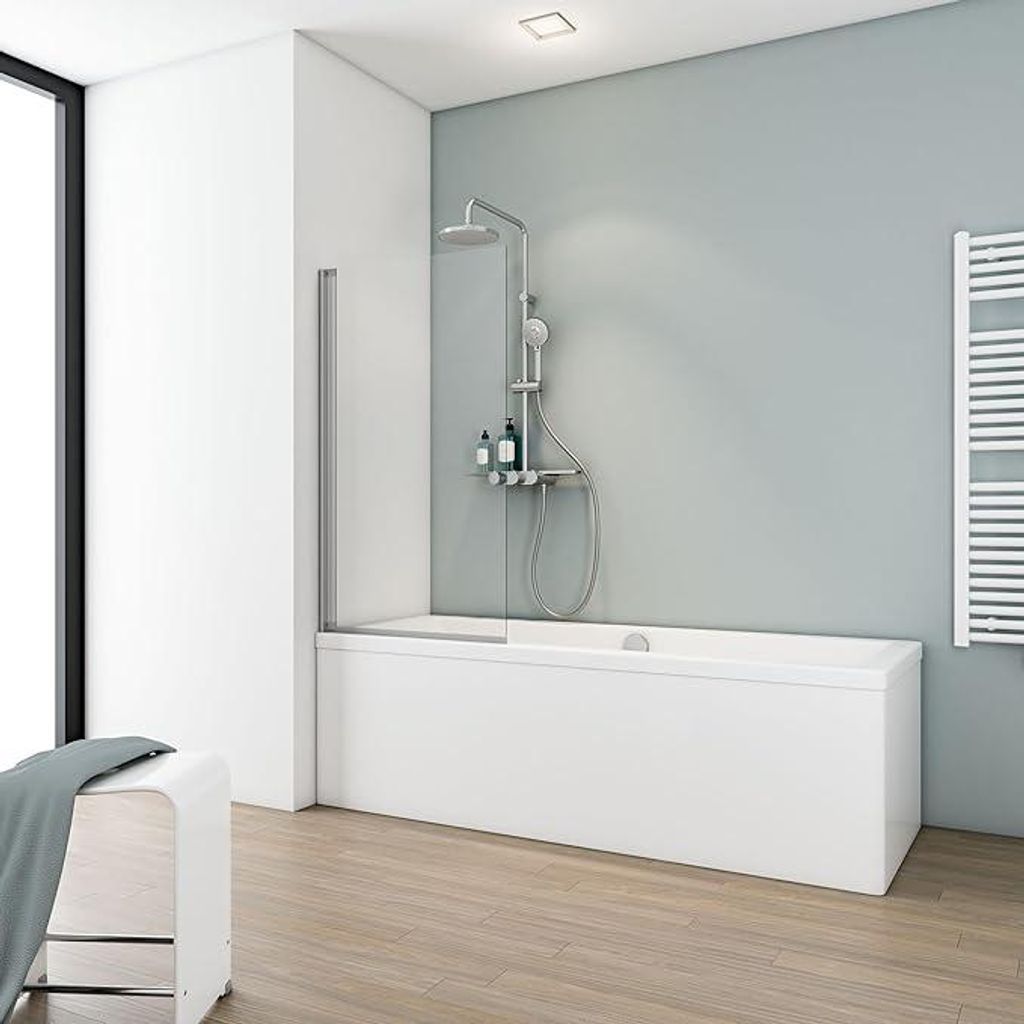 Klarer Badewannenaufsatz auf einer Badewanne mit einem Duschsystem.
