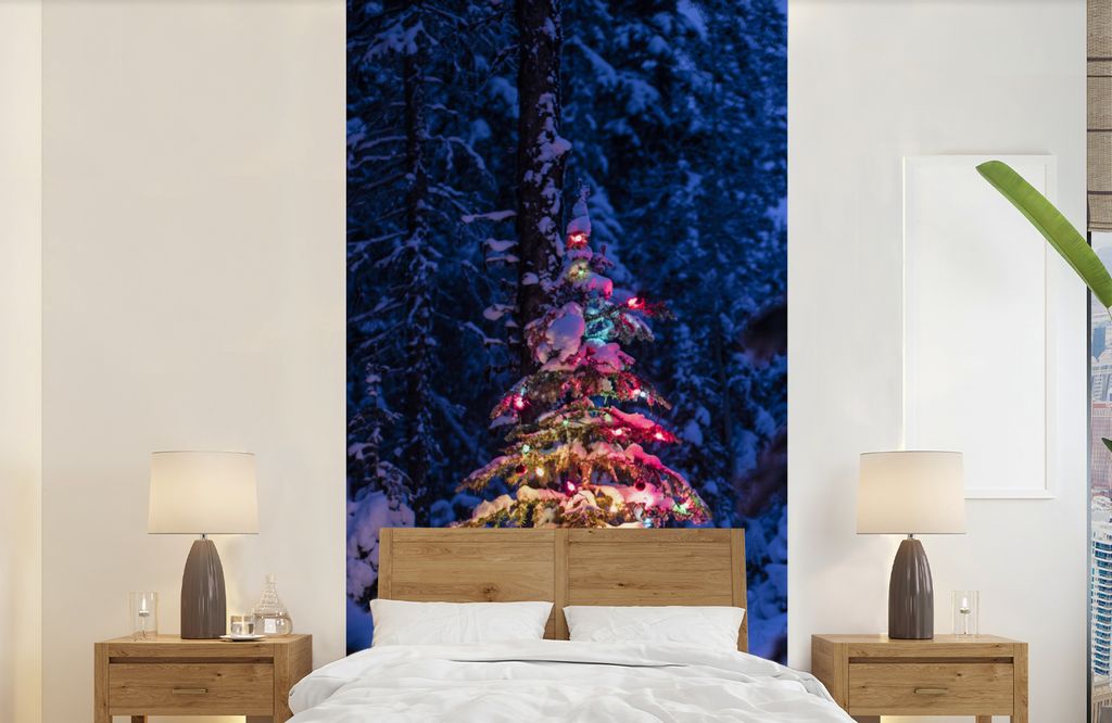 MuchoWow Fototapete für Wohnzimmer oder Schlafzimmer Wandtapete Vinyl Motivtapete Ein Weihnachtsbaum im verschneiten Wald - 120x240 cm - Hinterg...