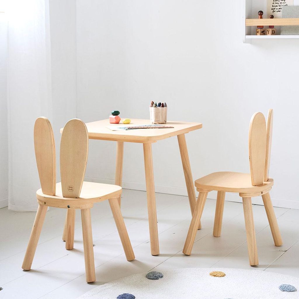 Petite Amélie Kindersitzgruppe – Kindertisch mit 2 Häschen Stühlen – Natur – Kindermöbel mit glattem Finish