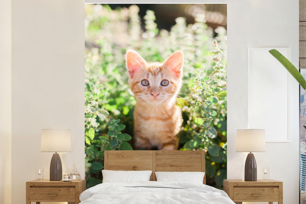 MuchoWow Fototapete für Wohnzimmer oder Schlafzimmer Wandtapete Vinyl Motivtapete Ein Porträt eines Kätzchens im Gebüsch - 160x240 cm - Vinyl...