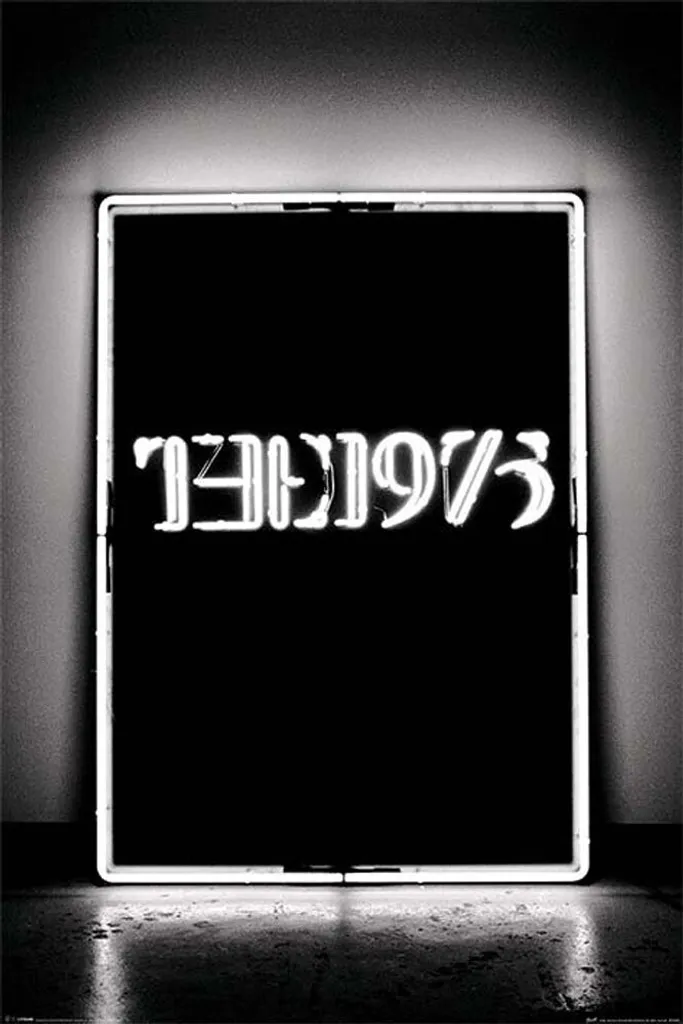 Poster The 1975 Album avec 2 Suspensions en Bois Naturel 61 cm
