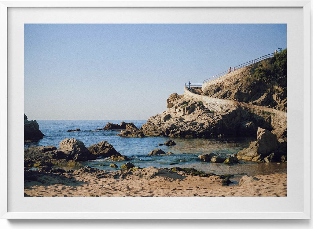 Strand an der Costa Brava– Wandbild mit Rahmen – Gerahmtes Bild – Wanddekoration – 100x70 cm – Weiß Rahmen