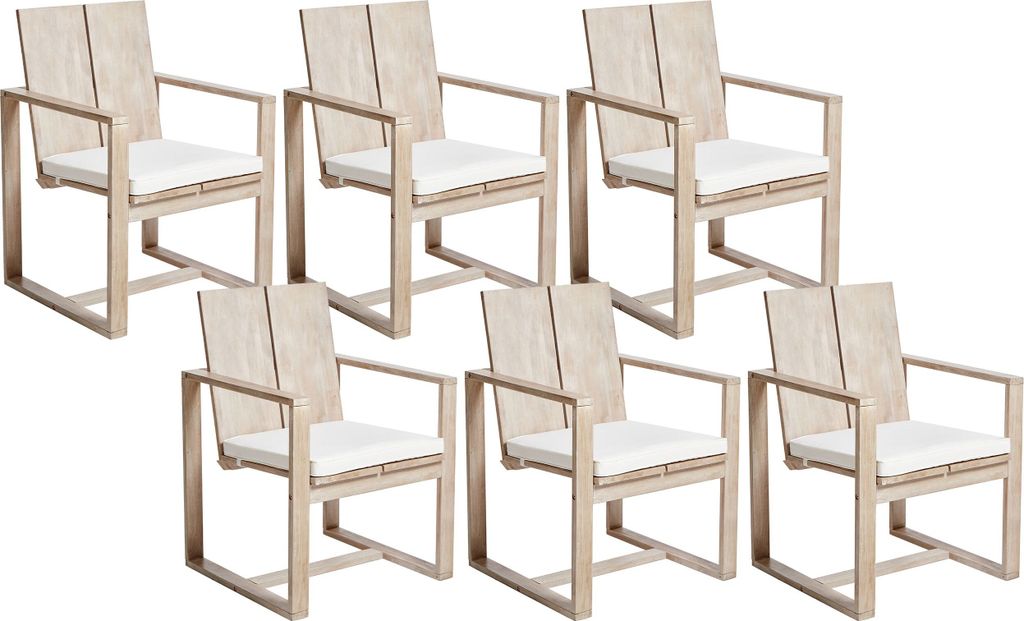 BELIANI Gartenstühle 6er Set Hellbraun aus Akazienholz mit Sitzkissen Cremeweiß Armlehnen Rustikaler Mediterraner Stil Outdoor Gartenmöbel