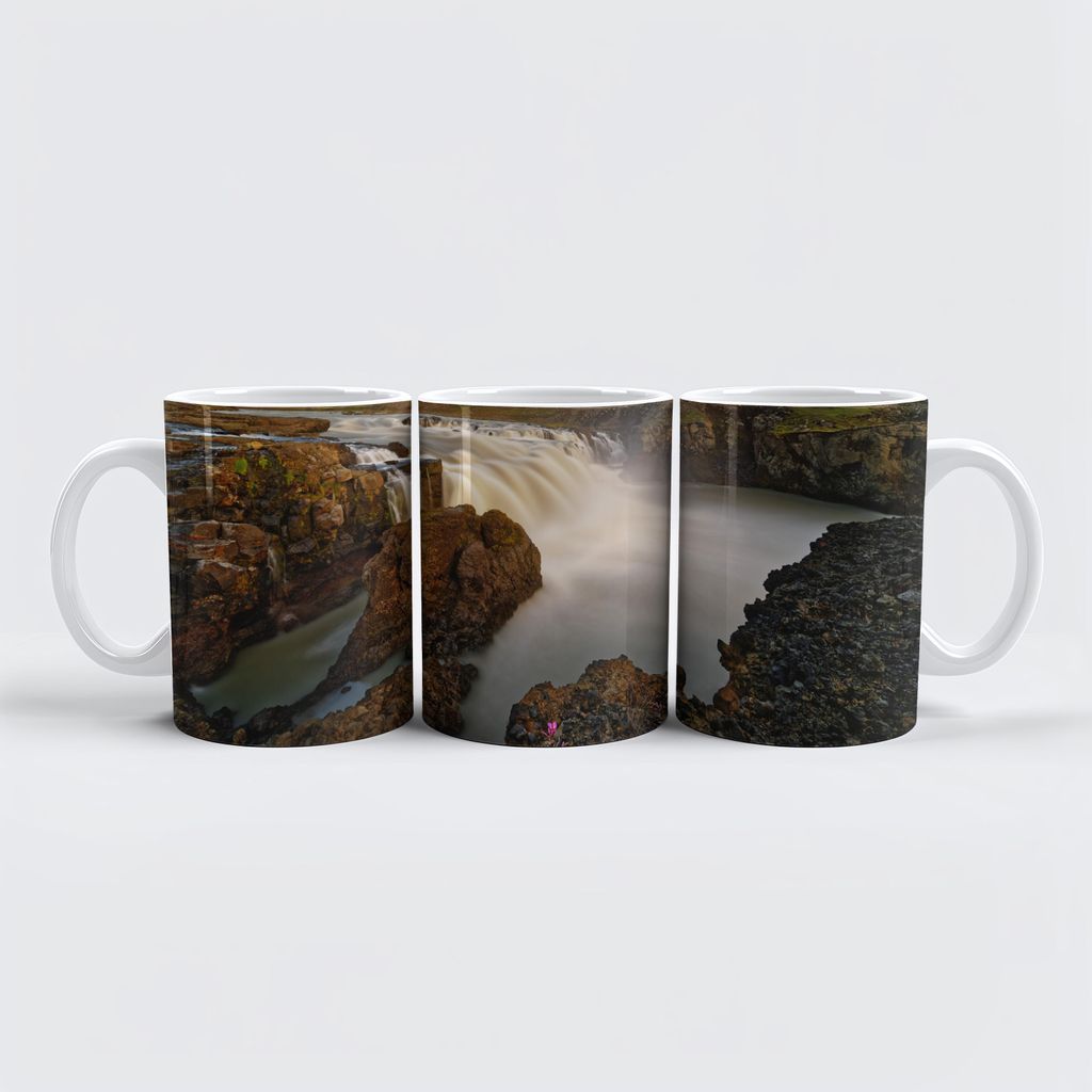 raxxa Premium-Tasse "Wasserfall in wilder Landschaft"