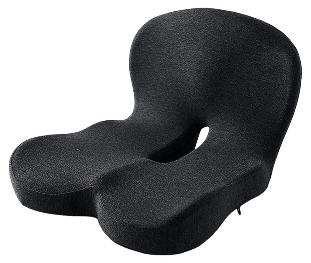 Dunkelgraues ergonomisches Sitzkissen mit konturierter Form und Ausschnitt zur Steißbeinentlastung, schräg betrachtet