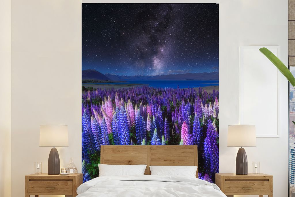 MuchoWow Fototapete für Wohnzimmer oder Schlafzimmer Wandtapete Vinyl Motivtapete Blumen - Nacht - Lupine - Sternenhimmel - Lila - Natur - 155x2...