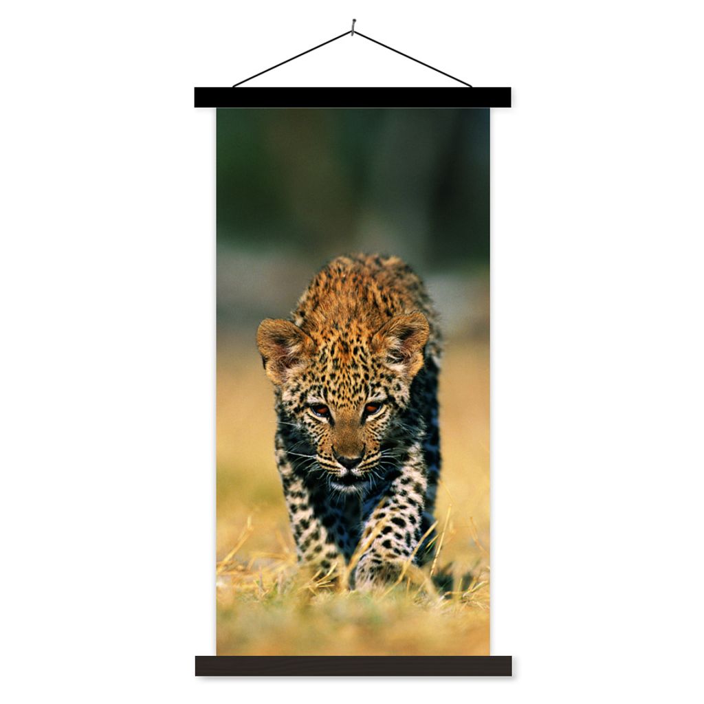 MuchoWow Textilposter Leopard - Makro - Gras 90x180 cm mit schwarzem Rahmen - Dekoration Wohnzimmer