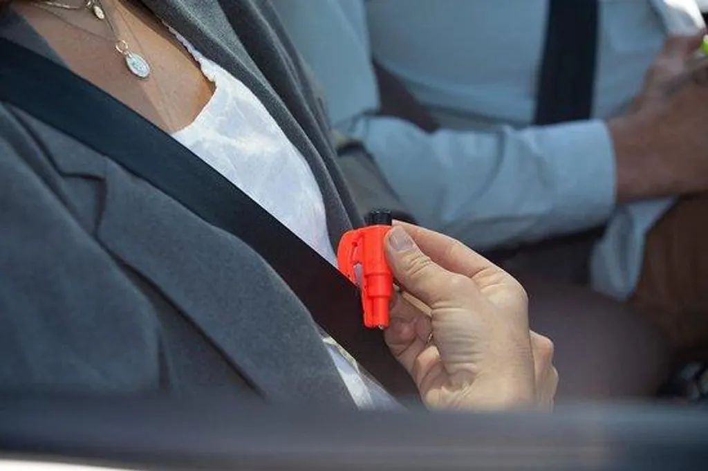 Kit de sécurité voiture 3-en-1 avec clé à molette et marteau de secours