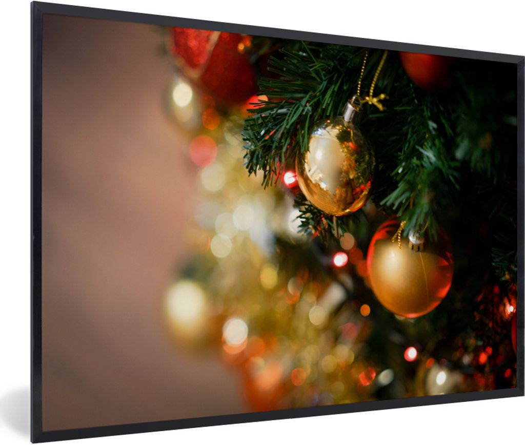 MuchoWow Gerahmtes Poster Die glänzenden roten und goldenen Kugeln an einem Zweig eines Weihnachtsbaums 30x20 cm - Poster mit Schwarzem Bilderra...