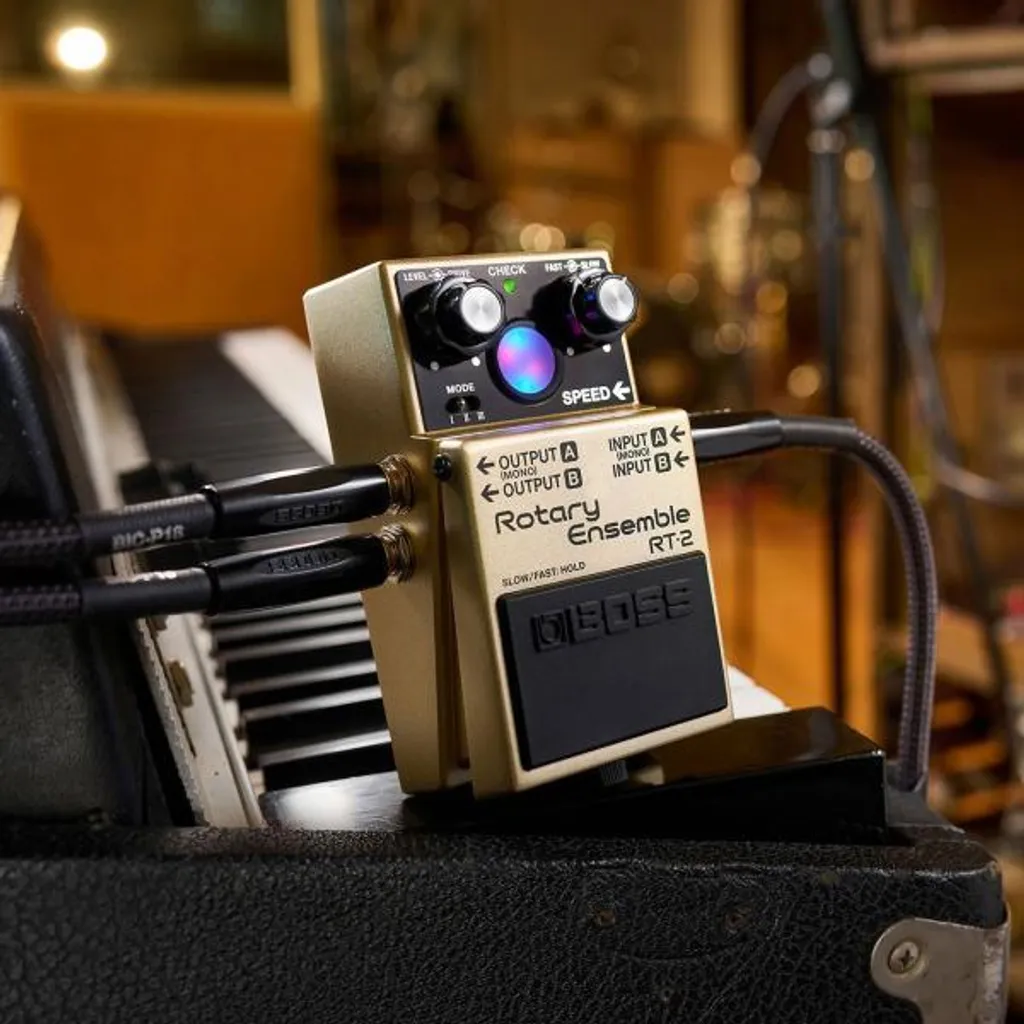 Effet Boss RT-2 Rotary Ensemble Stéréo avec Overdrive et Câble Patch