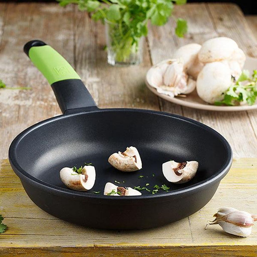 BRA Prior | Bratpfanne, 32 cm, Aluminiumguss mit Antihaftbeschichtung, für alle Herdarten einschließlich Induktion geeignet