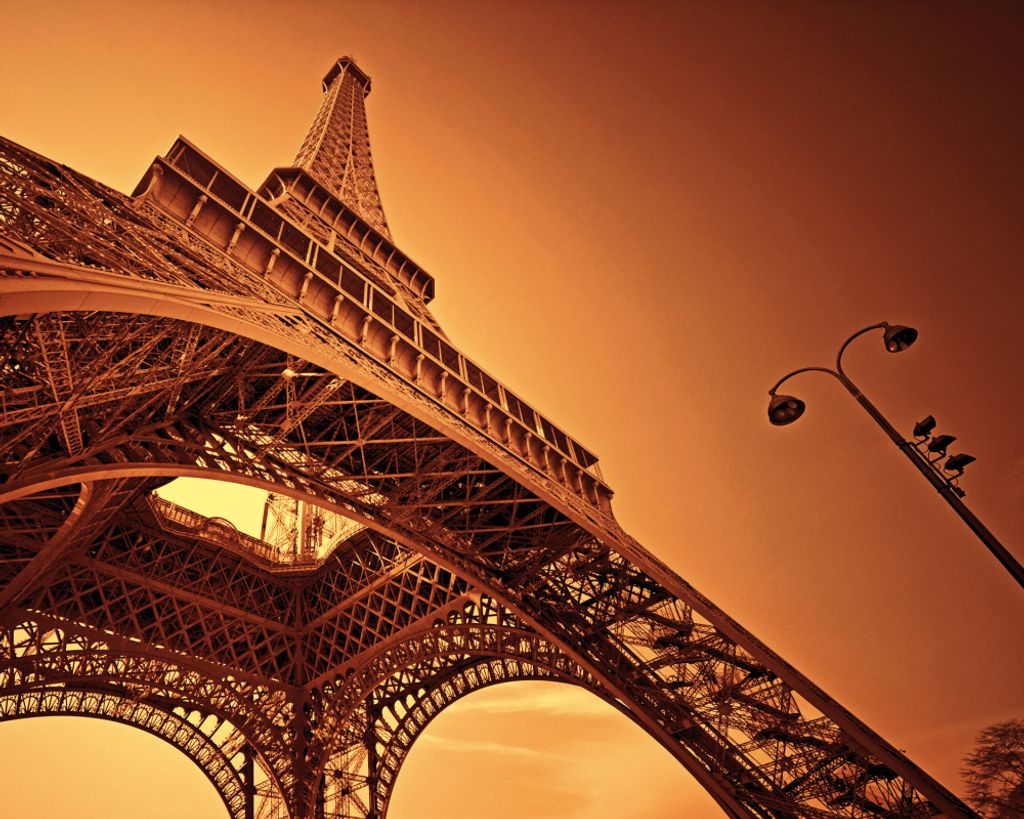 Paris Kunstdruck Bild - Eiffelturm In Der Morgenröte (40 x 50 cm)