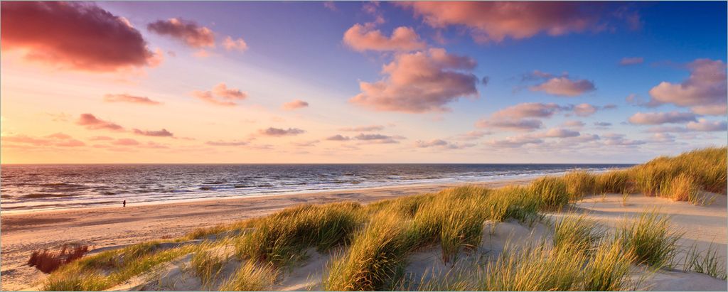 Wallario selbstklebendes Poster - Abendspaziergang am Strand - Sonnenuntergang über dem Meer, Größe: 80 x 200 cm