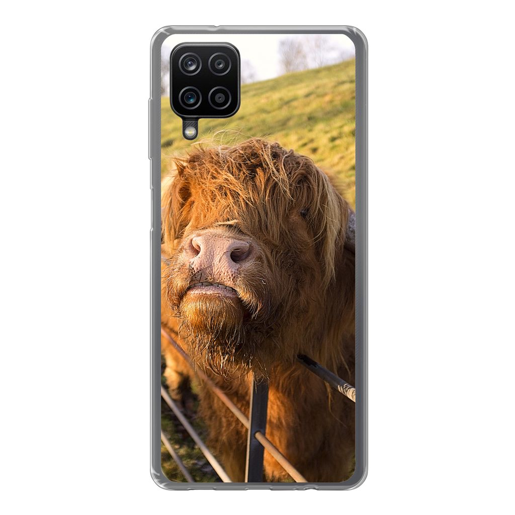 MuchoWow Handyhülle Schutzhülle Hülle für Samsung Galaxy A12 Scottish Highlander - Zaun - Gras Silikon Softcase Handy Hülle - Bild