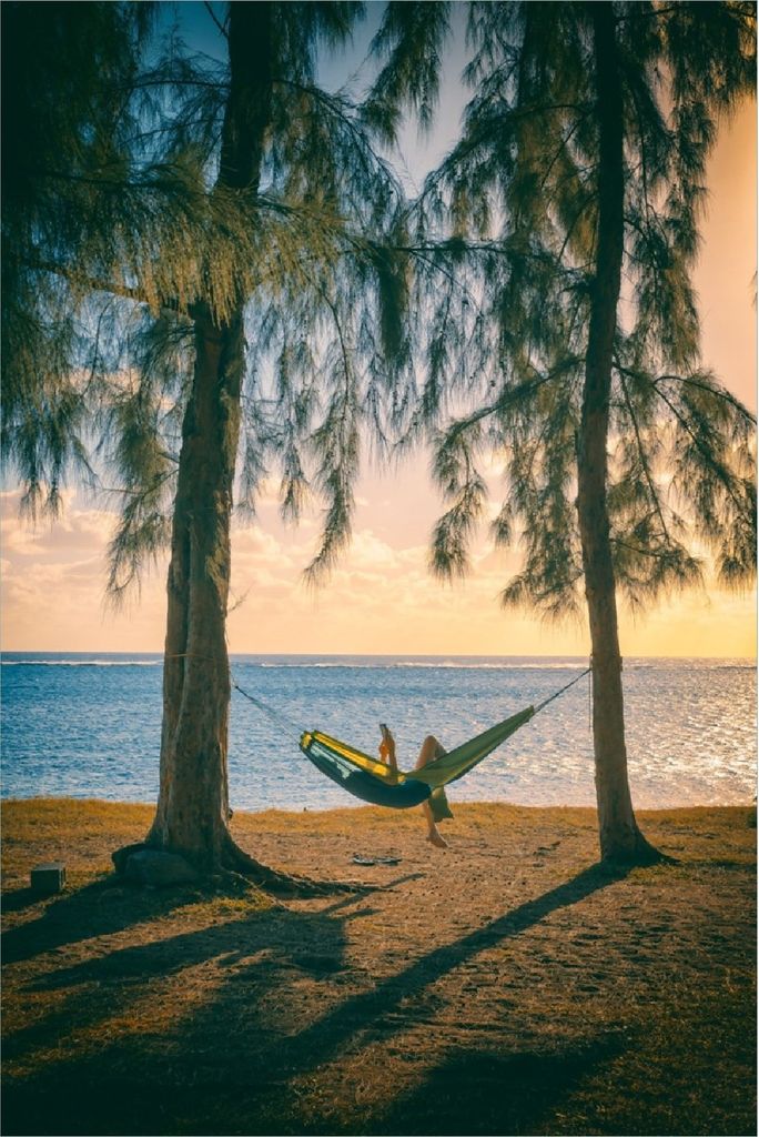 Wallario selbstklebendes Poster - Chillout - Hängematte am Meer, Größe: 100 x 150 cm