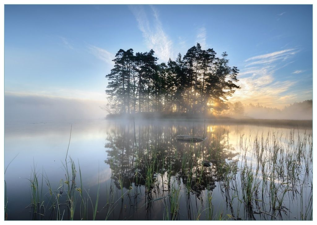 Wallario Premium Glasbild, freischwebende Optik, kräftige Farben, Größe 100 x 70 cm Motiv Stiller See mit Insel im Morgennebel