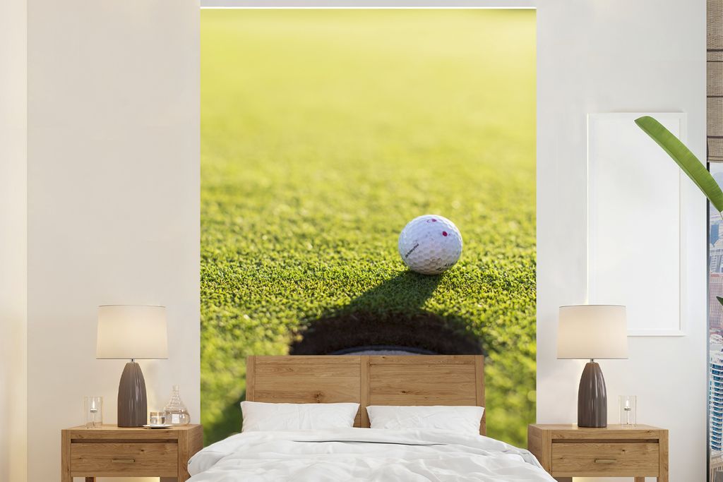 MuchoWow Fototapete für Wohnzimmer oder Schlafzimmer Wandtapete Vinyl Motivtapete Golfball liegt im grünen Gras in der Nähe des Lochs - 180x28...