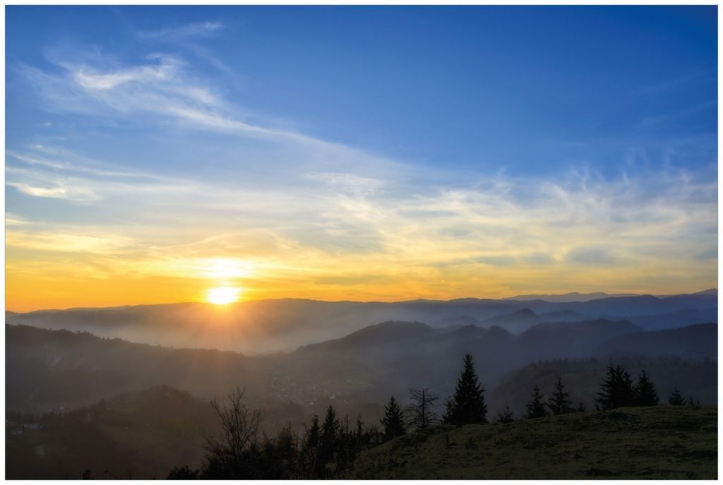Wallario Premium Glasbild, freischwebende Optik, kräftige Farben, Größe 90 x 60 cm Motiv Sonnenaufgang über dem Schwarzwald