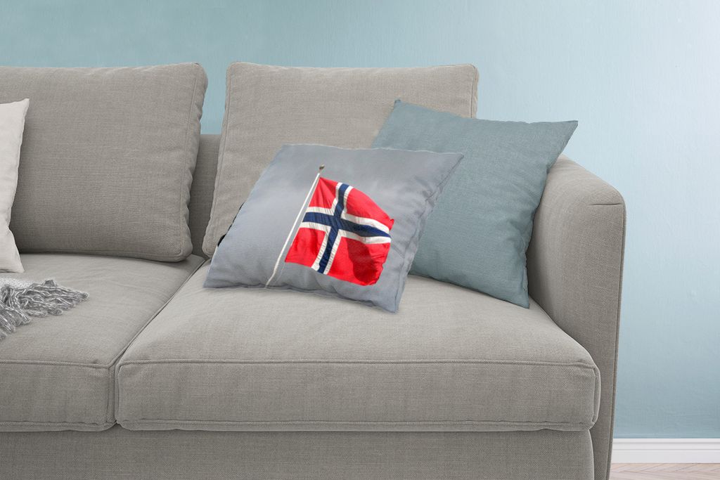 MuchoWow Zierkissen Sofakissen Wohnzimmer Dekokissen 60x40 cm Die norwegische Flagge weht vor einem grauen, regnerischen Himmel - Kopfkissen - Po...