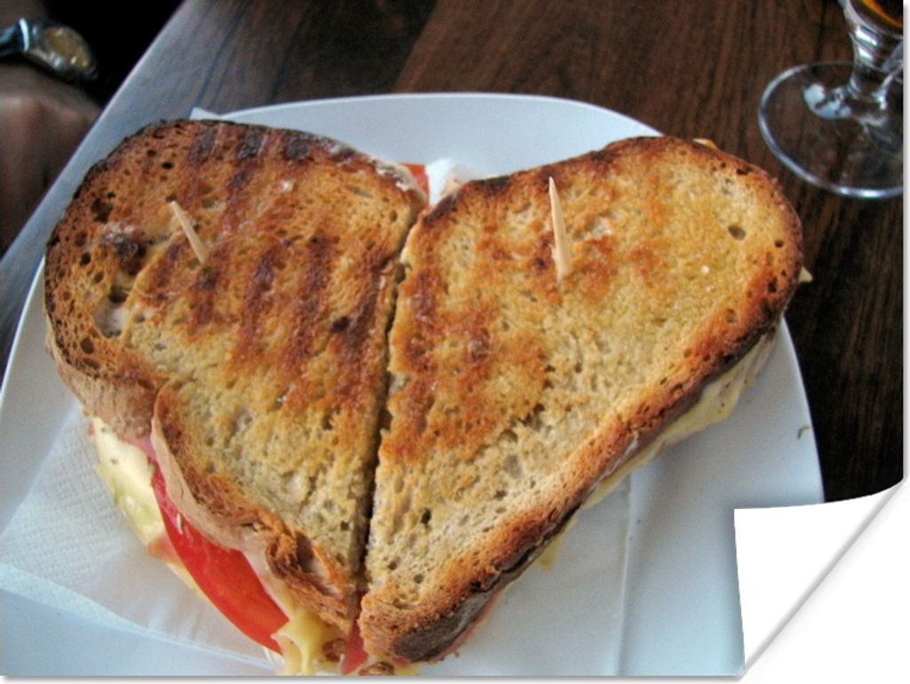 MuchoWow Poster Herzförmiges Sandwich auf einem Teller 160x120 cm - Foto Plakat