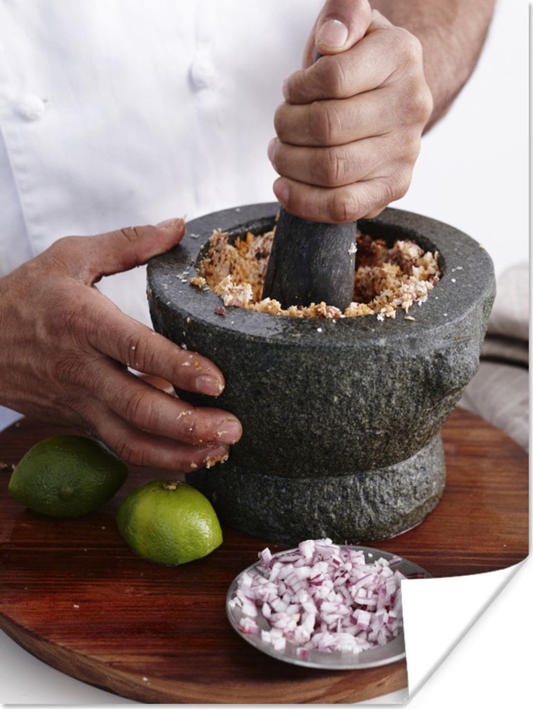 MuchoWow Poster Das Curry in einem Mörser zerstoßen 120x160 cm - Wandbilder