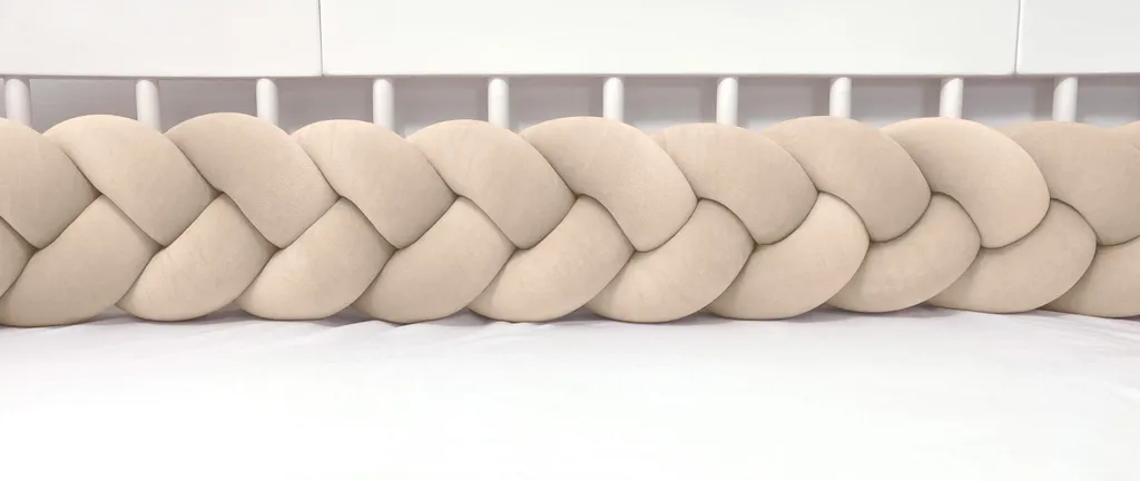 Protection de lit bébé tressée beige 120 cm en velours haute qualité