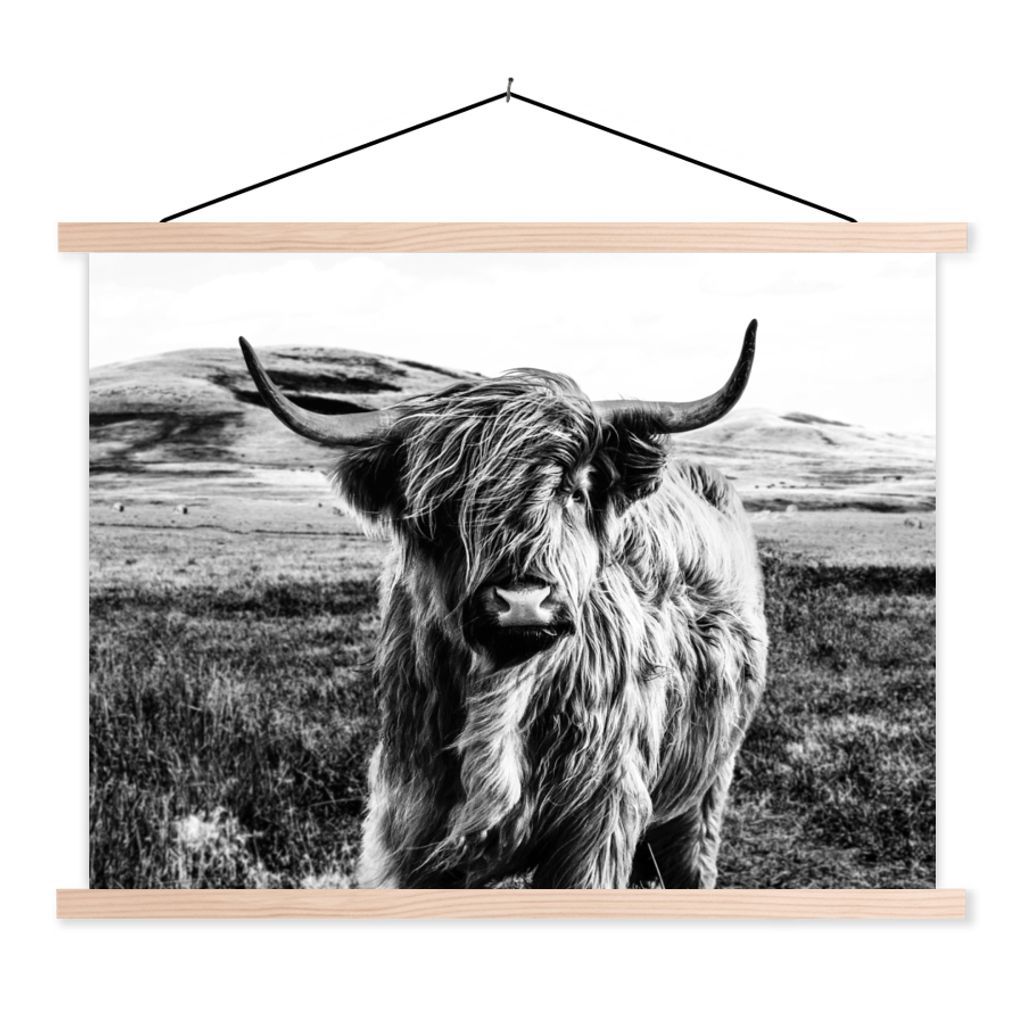 MuchoWow Textilposter Schwarz - Weiß - Schottischer Highlander - Gras 60x45 cm mit holzfarbenen Rahmen - Bild