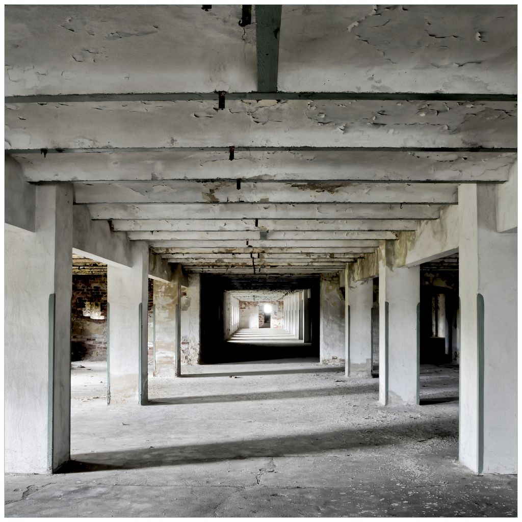 Wallario Wandbild aus Acryl, 50 x 50 cm, freischwebende Optik - Alte Industriehalle - einsame Lagerhalle einer Brauerei