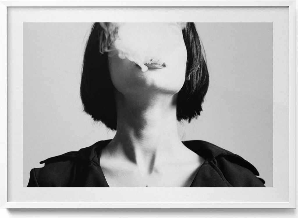 Mysteriöses Porträt einer rauchenden Frau– Wandbild mit Rahmen – Gerahmtes Bild – Wanddekoration – 100x70 cm – Weiß Rahmen