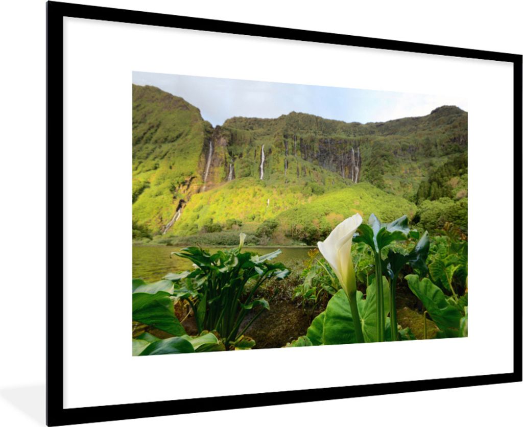 MuchoWow Gerahmtes Poster Die grüne Natur an einer Klippe auf den Azoren 90x60 cm - Poster mit Schwarzem Bilderrahmen Wandposter Rahmen Foto Bil...