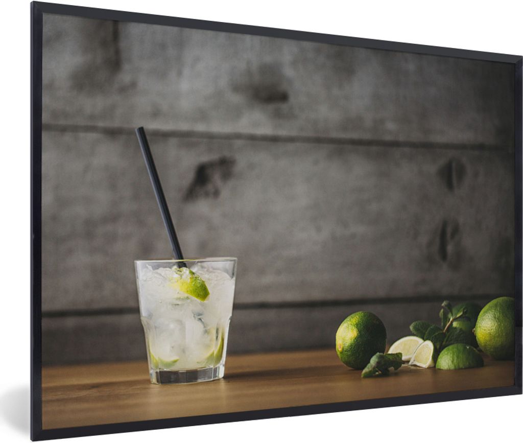 MuchoWow Gerahmtes Poster Mojito-Cocktail mit Limette und Minze auf einem hölzernen Hintergrund 90x60 cm - Poster mit Schwarzem Bilderrahmen Wan...