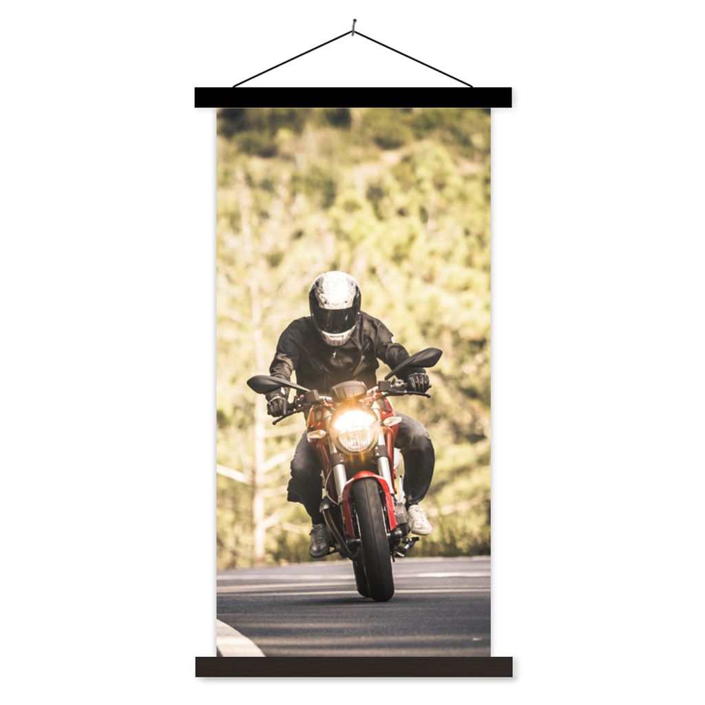 MuchoWow Textilposter Schnelles Motorrad zwischen den grünen Bäumen 90x180 cm mit schwarzem Rahmen - Dekoration Wohnzimmer