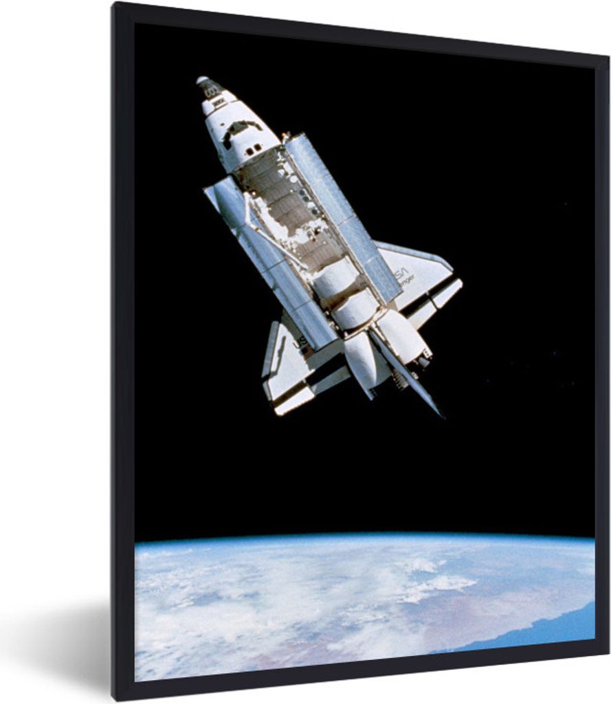 MuchoWow Gerahmtes Poster Eine Raumfähre schwebt im Universum 60x80 cm - Poster mit Schwarzem Bilderrahmen Wandposter Rahmen Foto Bilder - Premi...