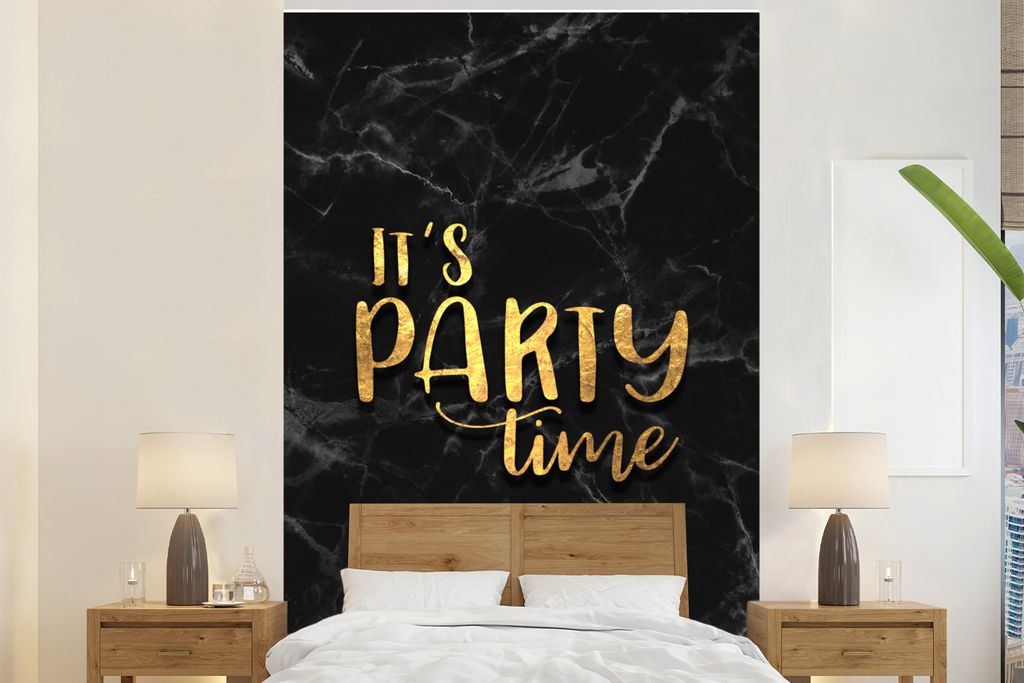 MuchoWow Fototapete für Wohnzimmer oder Schlafzimmer Wandtapete Vinyl Motivtapete Zitat - Party - Gold - Marmor - 195x300 cm - Das Hintergrundbild