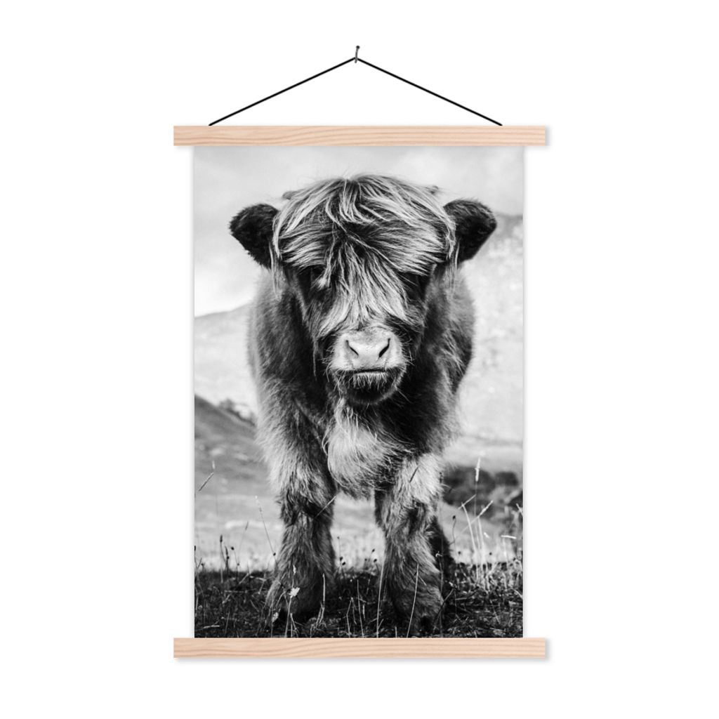 MuchoWow Textilposter Schottischer Highlander - Berg - Schwarz - Weiß 60x90 cm mit holzfarbenen Rahmen - Textil