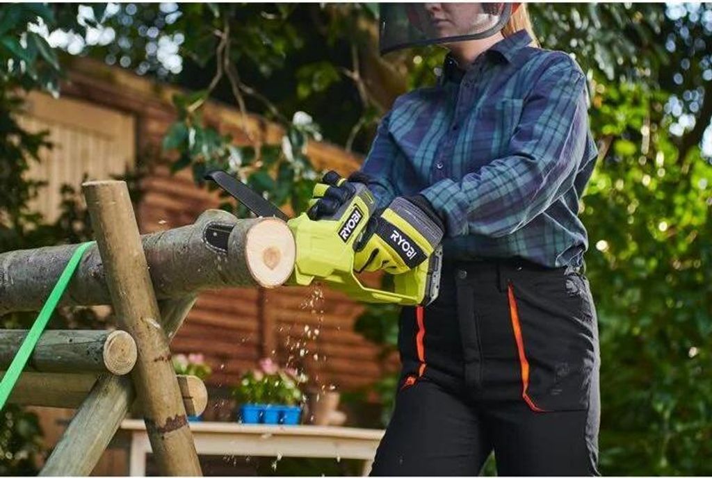 RYOBI Elektro-Kettensäge 1900 Watt | 35 Cm Schwert + 2 Ketten Inklusive | RCS1935B2C – Kraftvoll & Zuverlässig