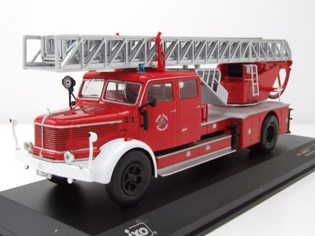 Krupp DL 52 Drehleiter Feuerwehr Essen rot Modellauto 1:43 Produktbild 