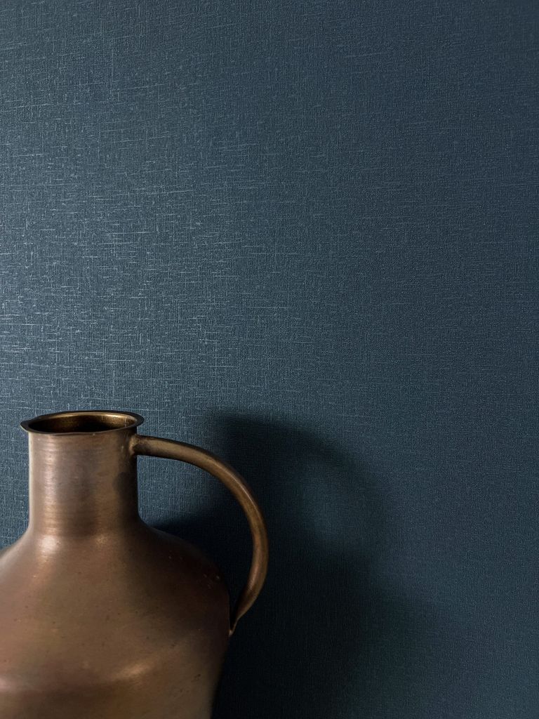 NEWROOM Tapete Blau Vliestapete Unifarbe - Universal Modern Dunkelblau Struktur Textil-Optik Einfarbig Uni Textil-Optik