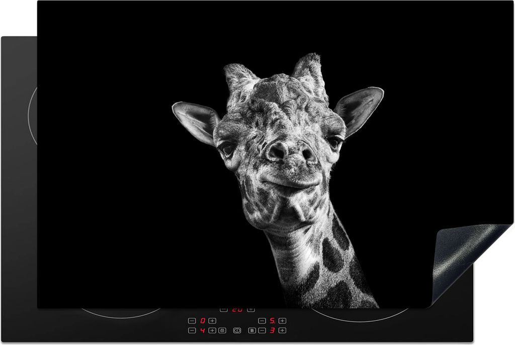 KitchenYeah© Herdabdeckplatte Giraffe vor schwarzem Produktbild 