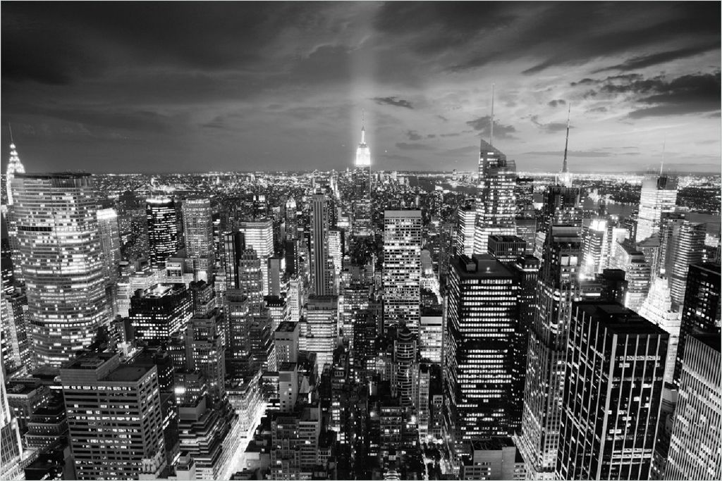 Wallario Poster - New York bei Nacht - Panoramablick über die Stadt - schwarzweiß, Kunstdruck Größe: 100 x 150 cm