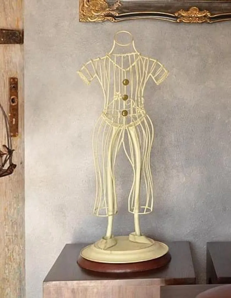 Évitez les nœuds avec ce présentoir bijoux mannequin rétro élégant