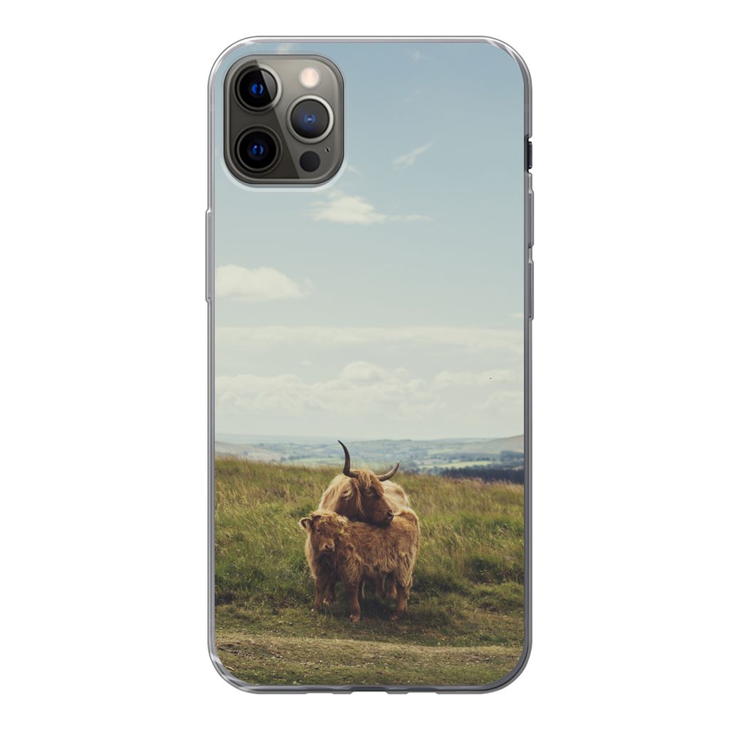 MuchoWow Handyhülle Schutzhülle Hülle für iPhone 12 Pro Max Schottische Highlander - Gras - Wolken - Tiere Silikon Softcase Handy Hülle - Ha...