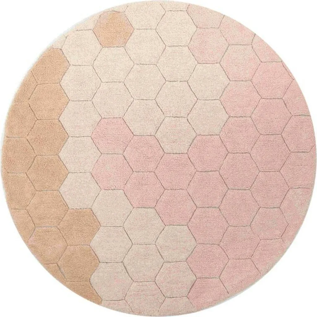 Aménager un coin lecture avec le tapis nid d'abeille rose 140x140 cm