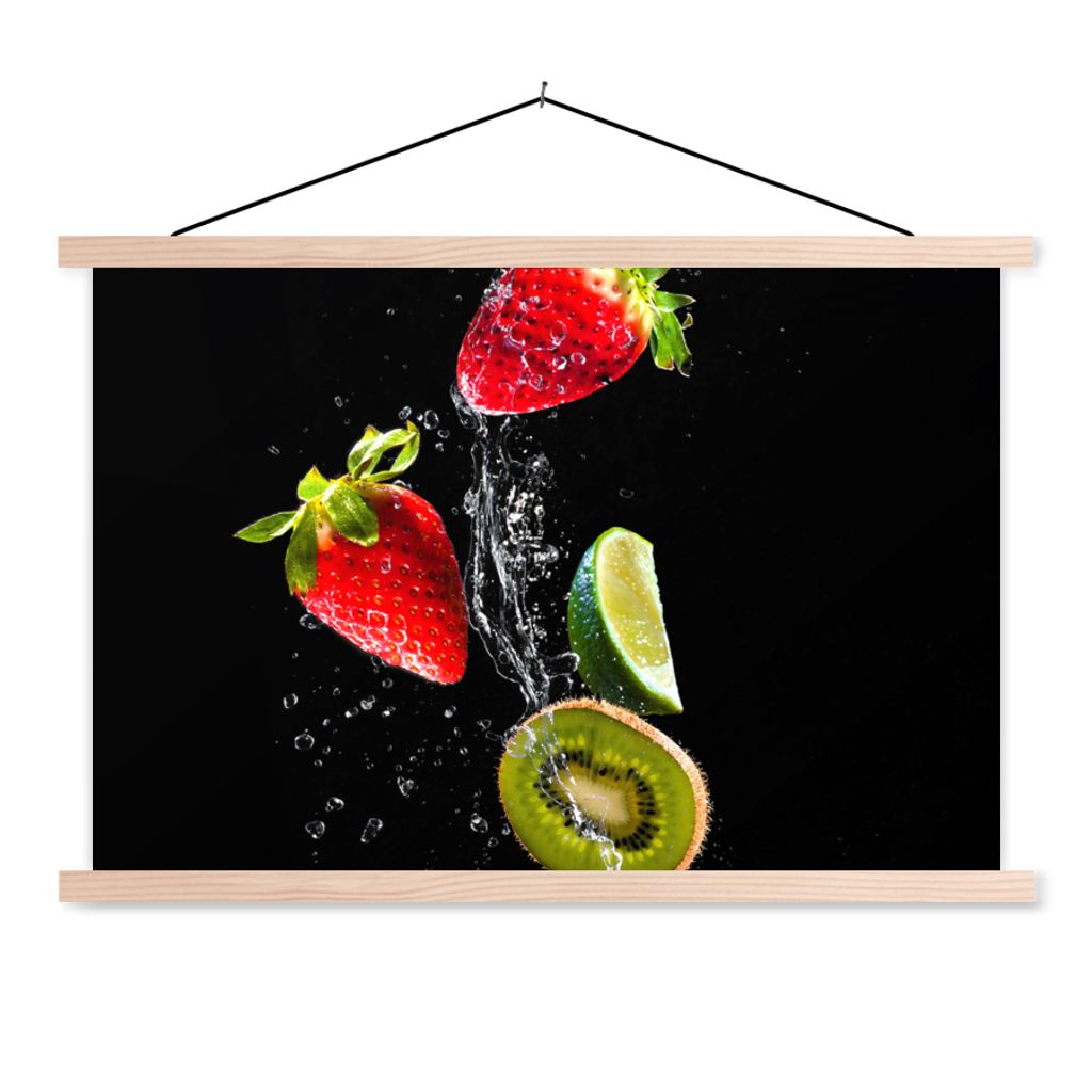 MuchoWow Textilposter Obst - Wasser - Schwarz - Stillleben Erdbeere - Kiwi 60x40 cm mit holzfarbenen Rahmen - Bilder