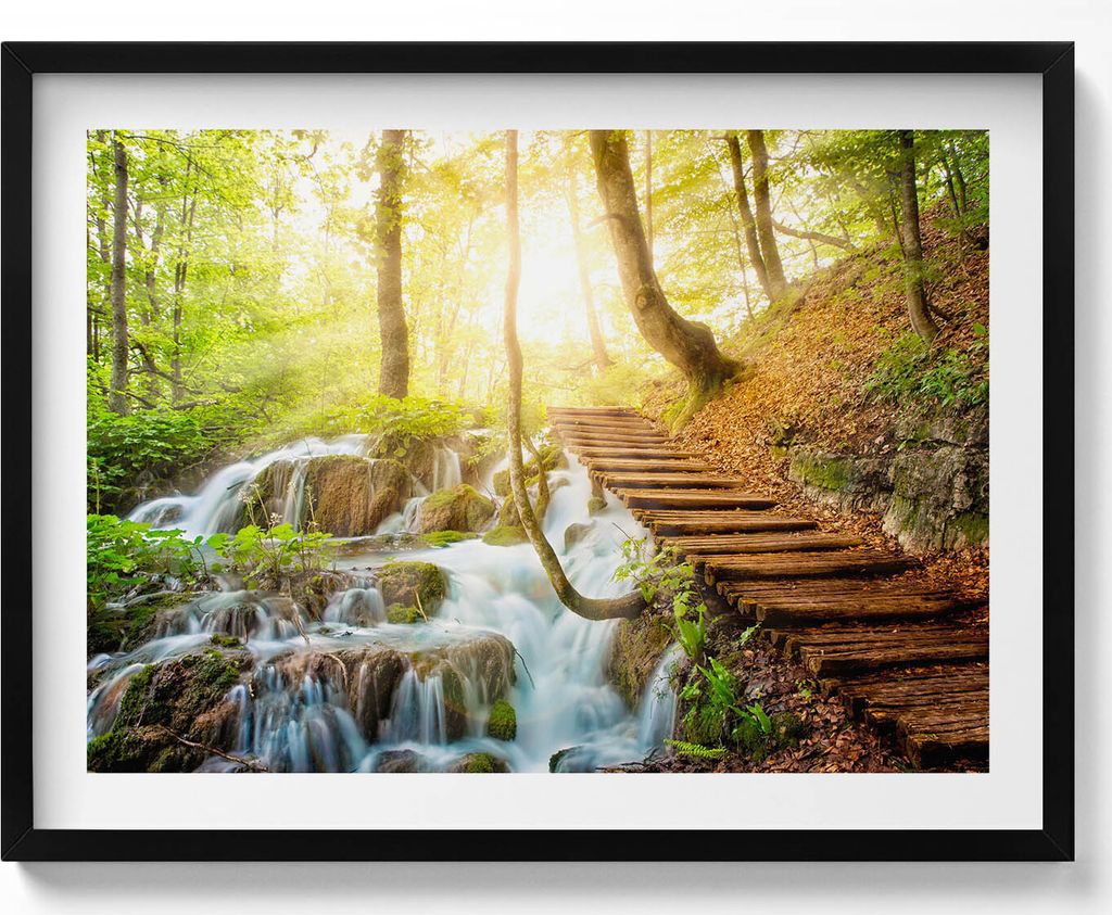 Bach und Treppe im Wald– Wandbild mit Rahmen – Gerahmtes Bild – Wanddekoration – 80x60 cm – Schwarz Rahmen