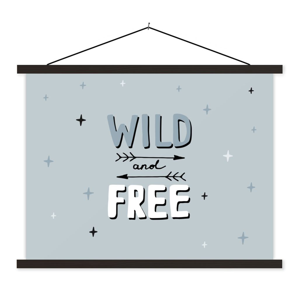 MuchoWow Textilposter Zitate - Wild und frei - Sprichwörter - Kinder - Baby - Jungen - Mädchen 150x113 cm mit holzfarbenen Rahmen - Poster