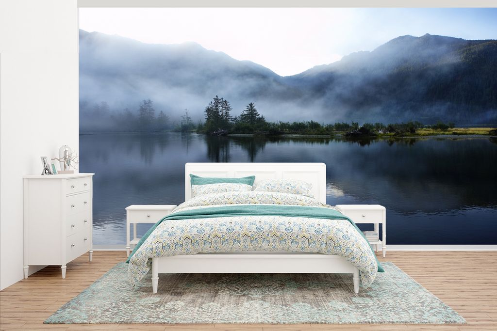 MuchoWow Fototapete für Wohnzimmer oder Schlafzimmer Wandtapete Vinyl Motivtapete Spiegelung von Nebel, Bäumen und Bergen im Wasser - 430x240 c...