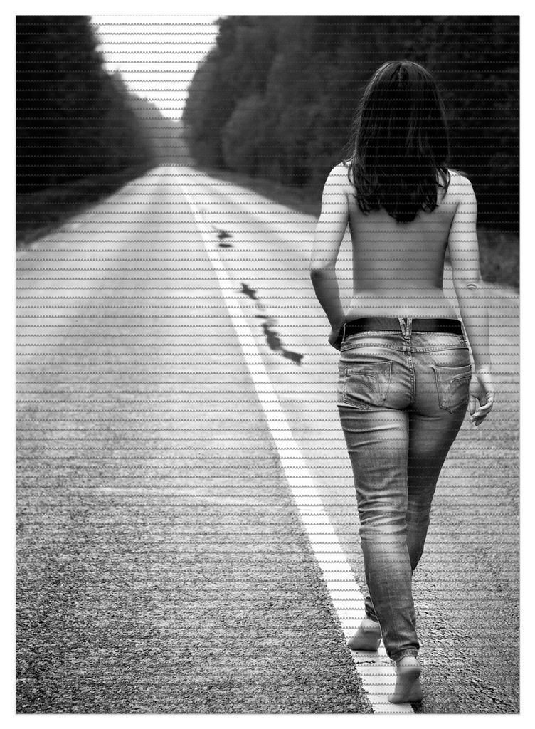 Wallario Duschmatte Antirutschmatte Badmatte Fußmatte Frau auf einem Strich laufend, Größe ca. 90 x 65 cm